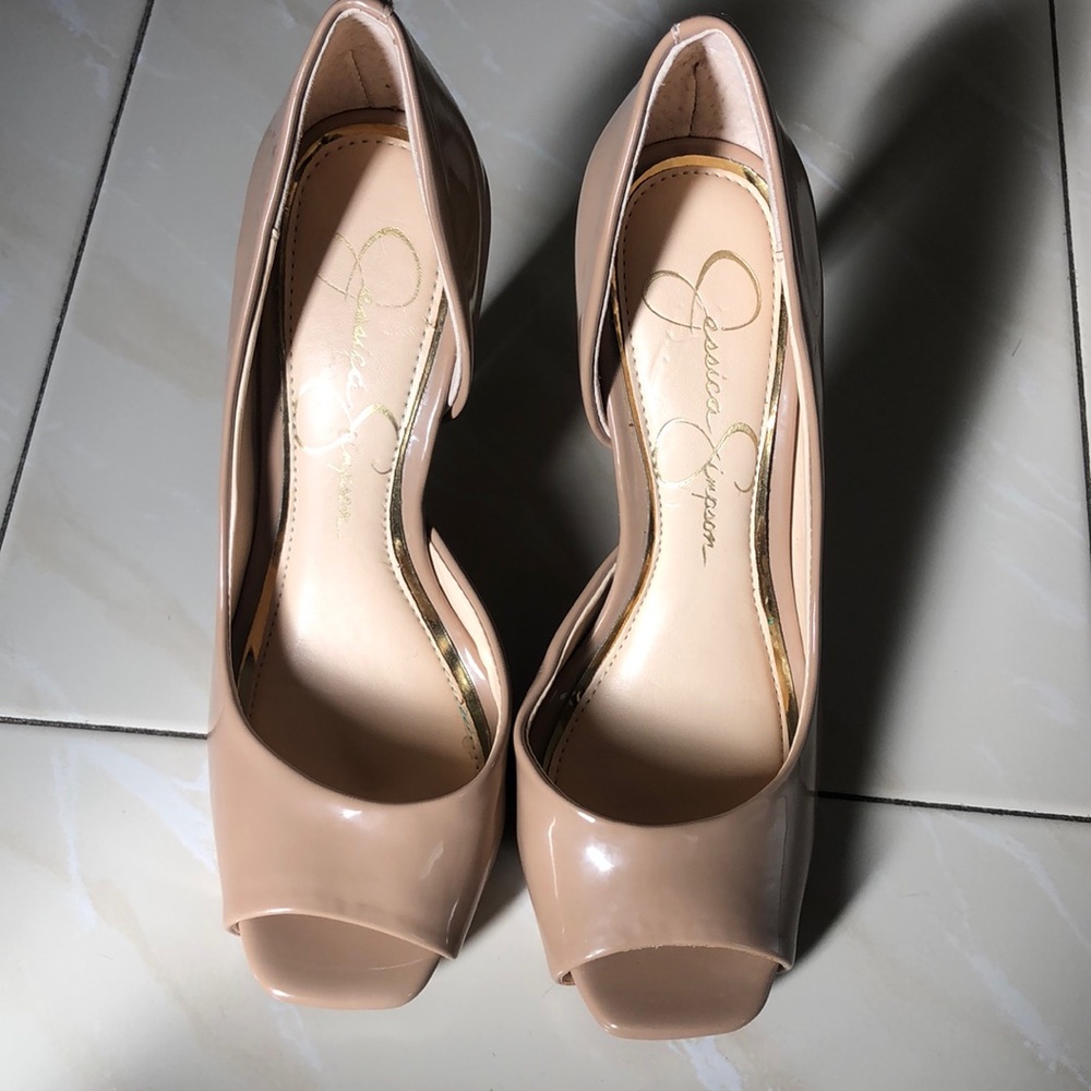 Nude pumps